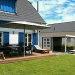 Strandnahes Familienhaus In Altefaehr Auf Ruegen 度假居 *