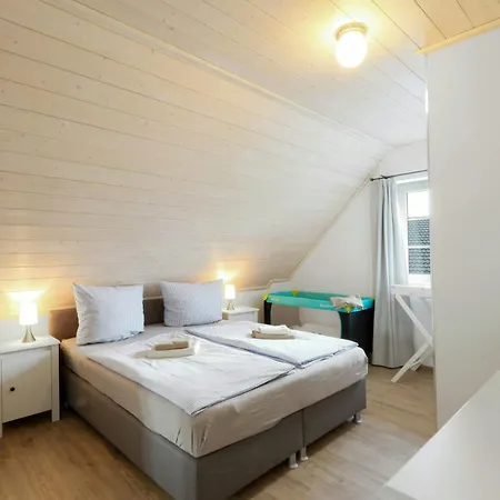 Strandnahes Familienhaus In Auf Ruegen Hébergement de vacances Altefähr